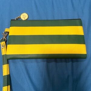 LillyBee brand green and gold wristlet never used no tags